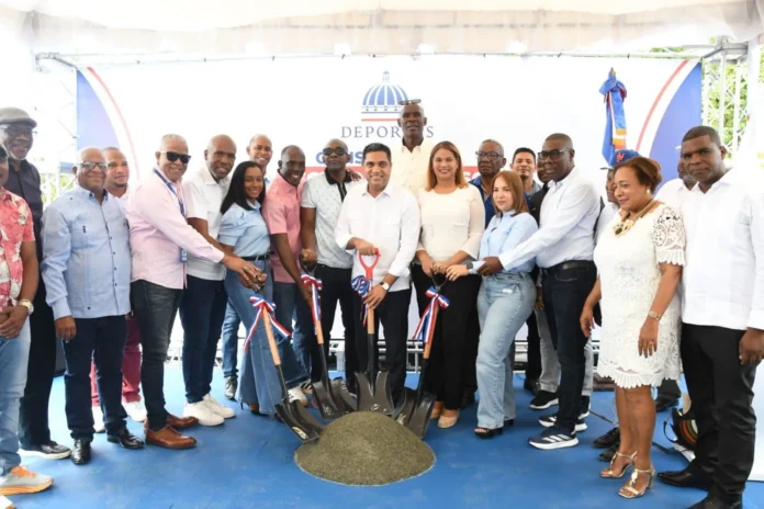 Kelvin Cruz inicia construcción de multiuso deportivo.