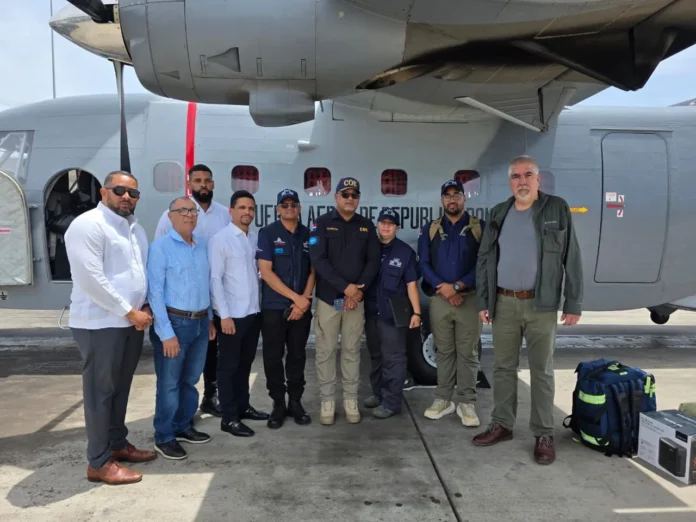 Equipo médico dominicano instala hospital móvil.