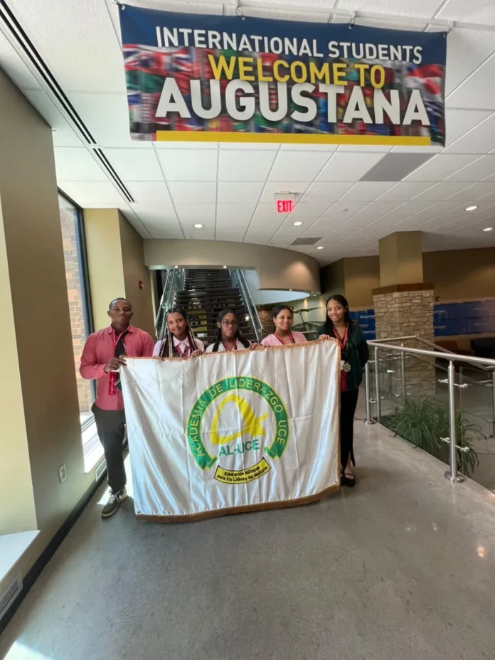 Estudiantes UCE brillan en debate internacional.