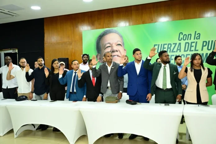 Leonel Fernández en actividad política intensa.