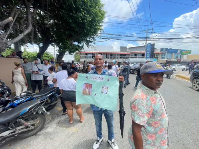 Familiares piden justicia por joven asesinado.