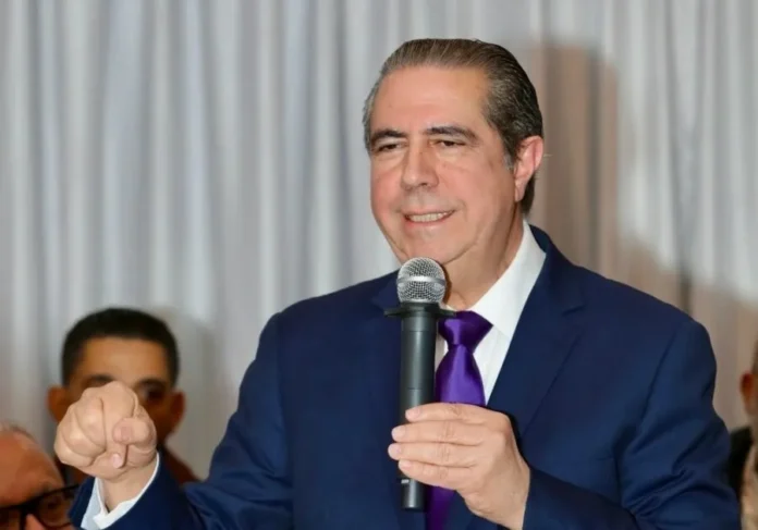 Francisco Javier García en reunión en España