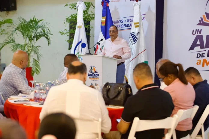 Maestros jubilados celebran programa en Azua.