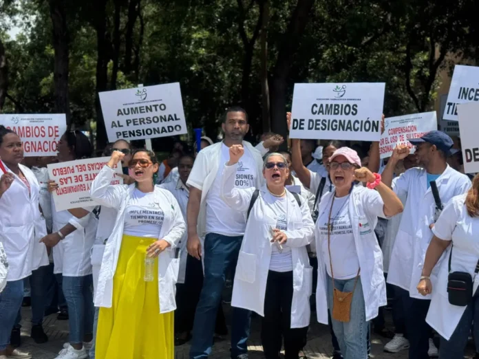 Gremios de salud marchan por mejores condiciones