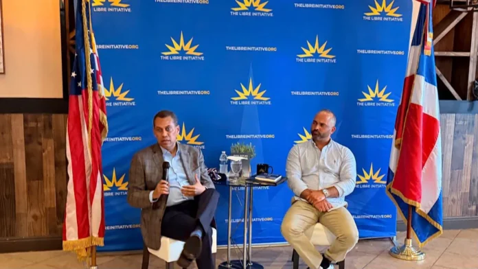Guido Gómez Mazara en reunión con dominicanos.