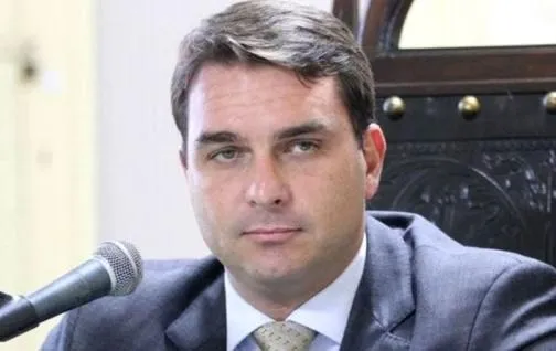 Flávio Bolsonaro denuncia interferencia electoral en Brasil.
