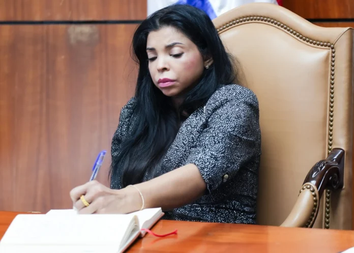 Yeni Berenice advierte sobre Código Penal.