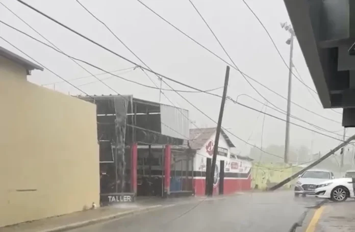 Tormenta causa inundaciones y daños en Esperanza