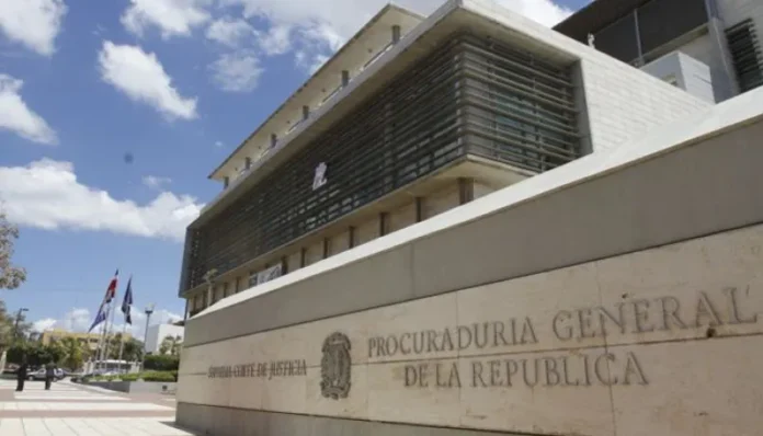 Policía entrega agente por muerte de joven.