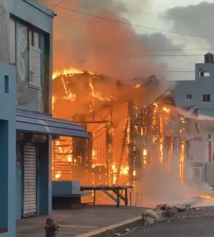 Incendio devastador en plaza comercial de Imbert