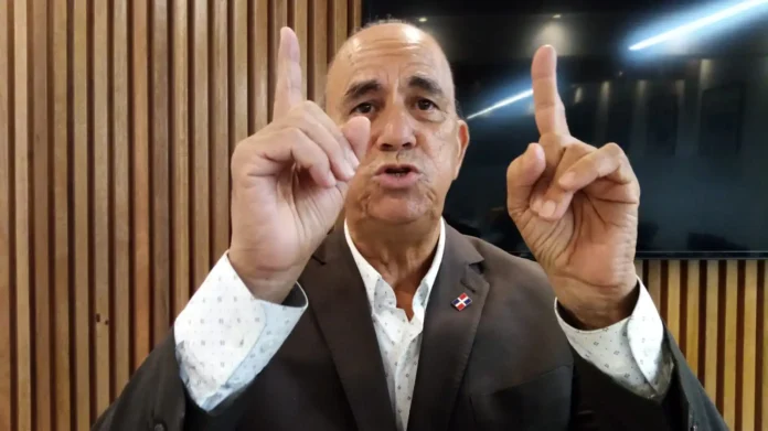 Luis de León defiende la democracia activa.