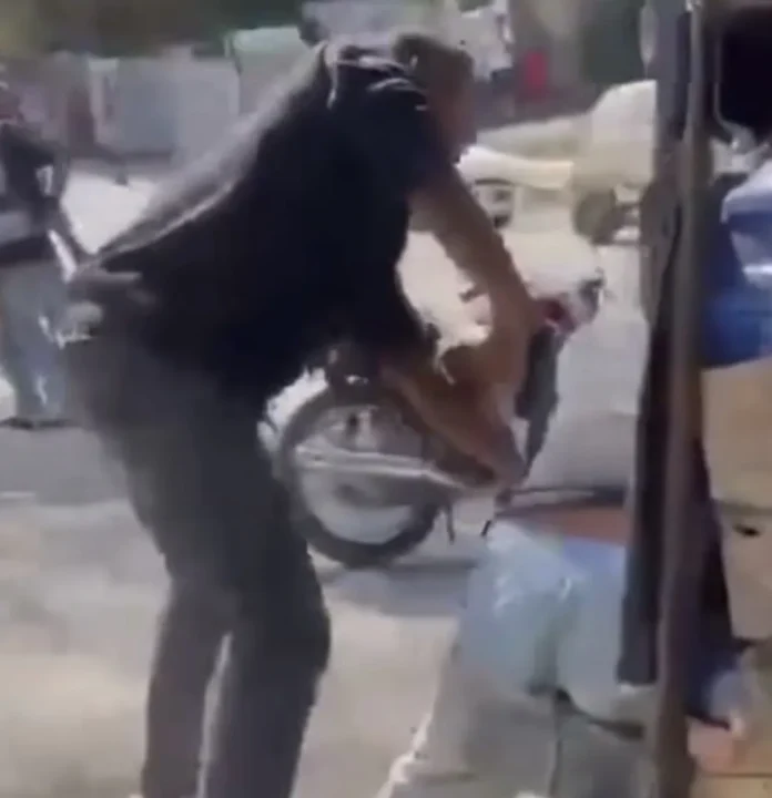 Padre defiende a su hija de agresor.