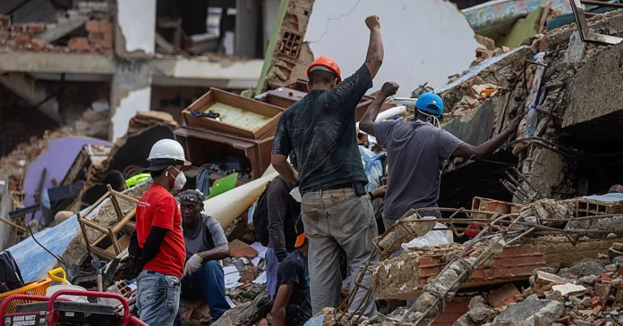 Rescate de víctimas tras terremotos en Venezuela.