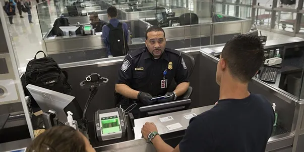 Solicitantes de residencia enfrentan nueva normativa.
