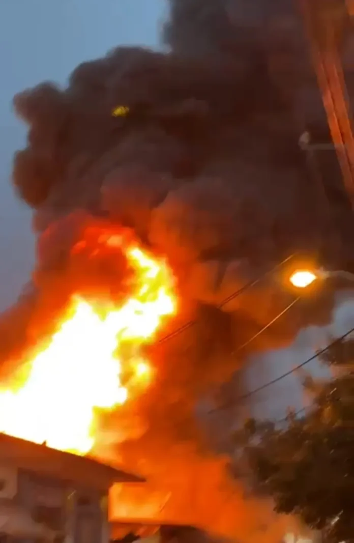 Incendio en plaza comercial de Imbert.