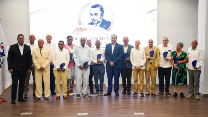 Reconocimiento a educadores en deporte escolar