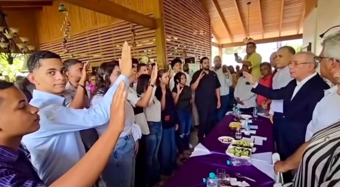 Danilo Medina en reunión con jóvenes PLD