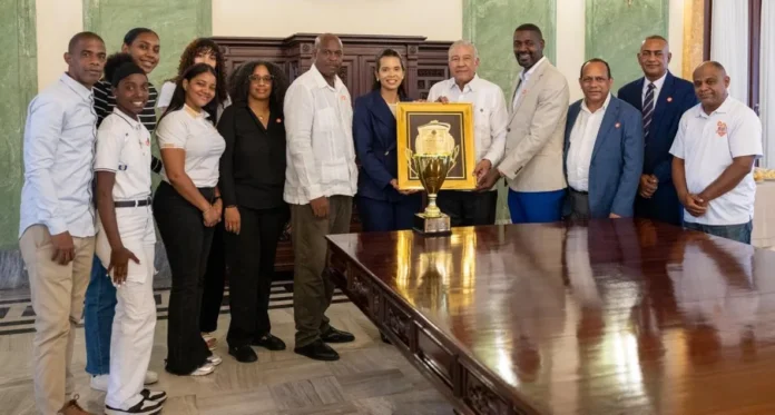 Andrés Bautista recibe premio por baloncesto.
