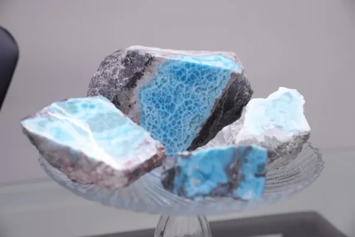 Abastecimiento de larimar para el mercado local.