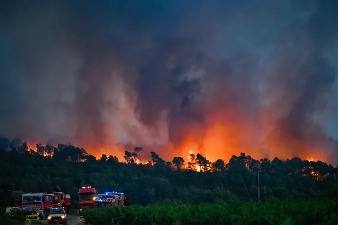 Evacuación masiva por incendio en Francia