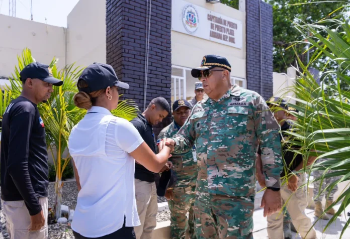 Lee Ballester supervisa Migración en Puerto Plata.