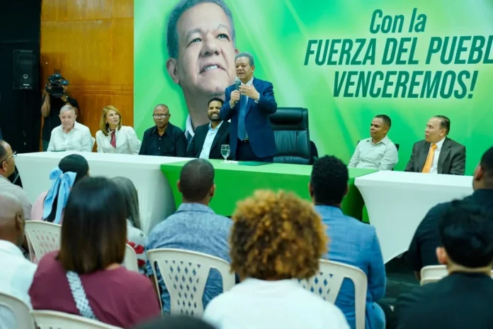 Leonel Fernández en juramentación de nuevos miembros.