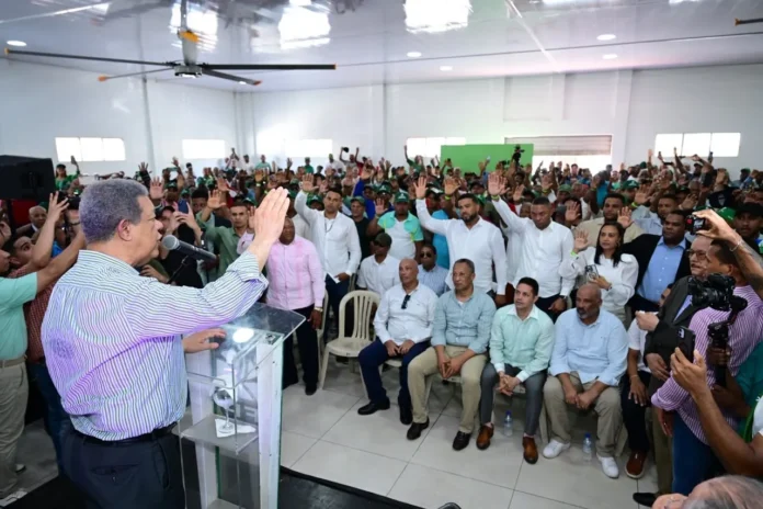 Leonel Fernández en juramentación de nuevos miembros.