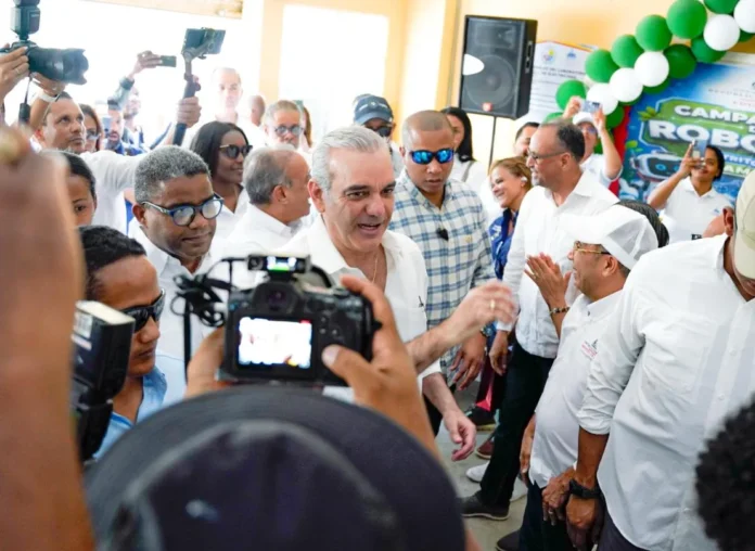 Abinader en jornada de apoyo comunitario.