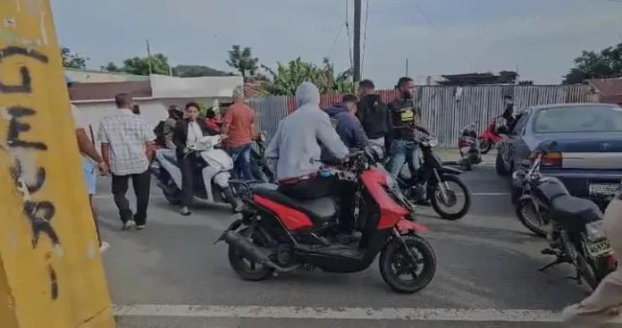 Protesta en Rincón por acueducto detenido.