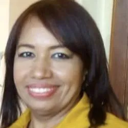 Mujer pide ayuda económica a su pareja.