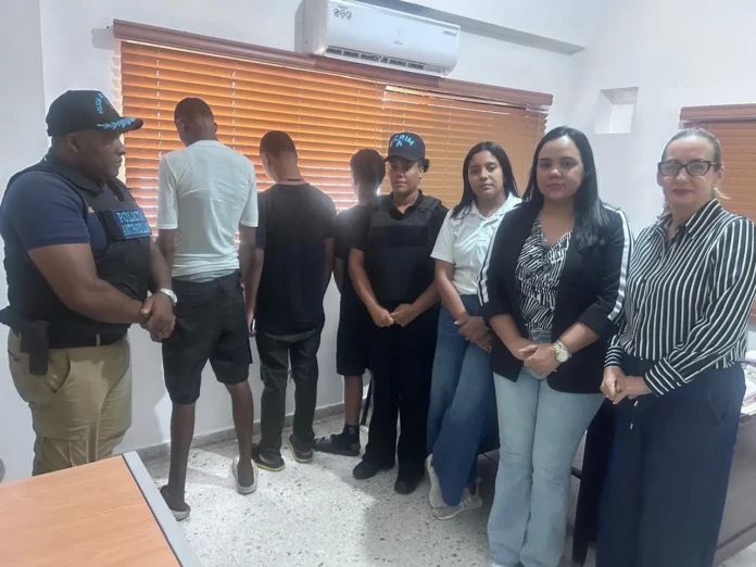 Policía rescata menores de limpia vidrios.