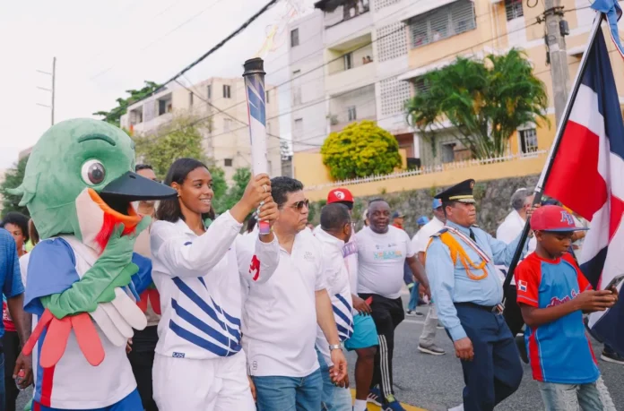 Mía Liberato porta la antorcha olímpica.