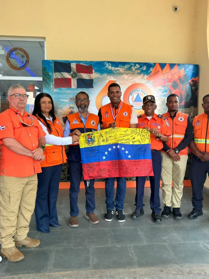Rescatista Carlos Alberto Mora recibe reconocimiento.