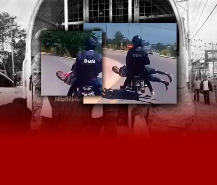 Agentes de Migración trasladan extranjero en moto.