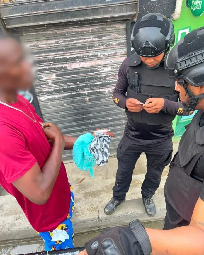 Deportación de indocumentados en operativos migratorios.