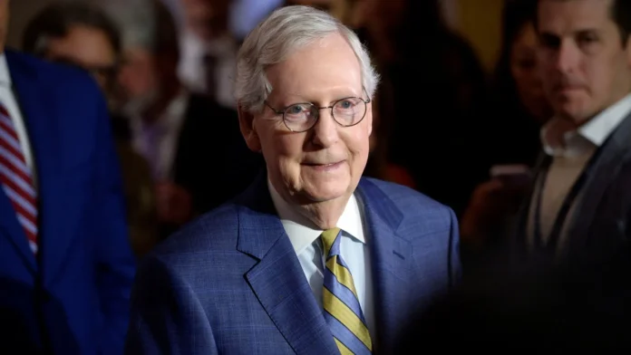 Mitch McConnell tras hospitalización por caída.