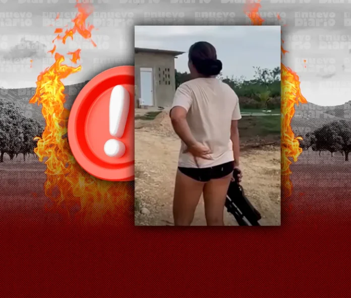 Mujer con arma larga en confrontación.