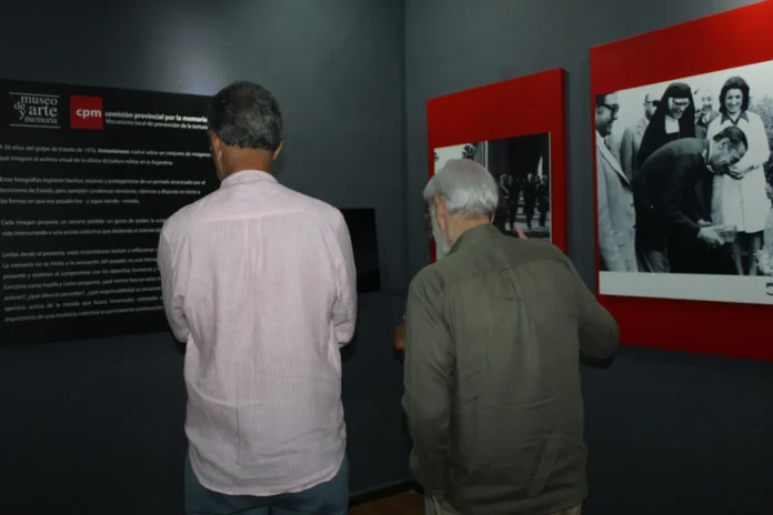 Exposición sobre la dictadura en Argentina