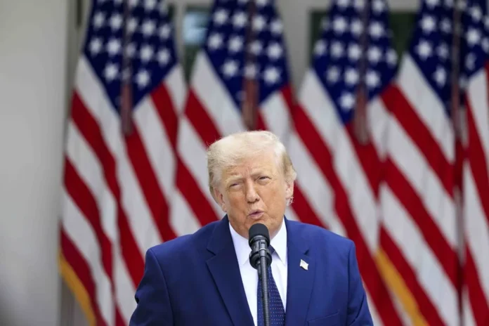 Trump asegura que Ormuz sigue abierto.
