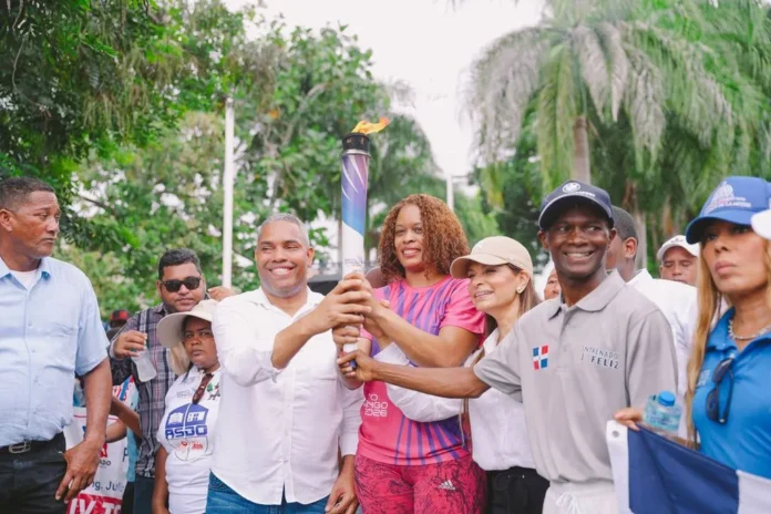 Deportistas encienden antorcha Juegos del Centenario
