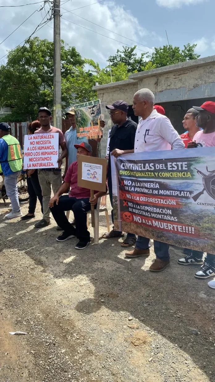 Protesta pacífica contra minera en Monte Plata.
