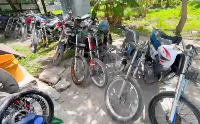 Policía retiene motocicletas en Cabral.
