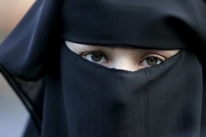 Portugal prohíbe burka en espacios públicos.
