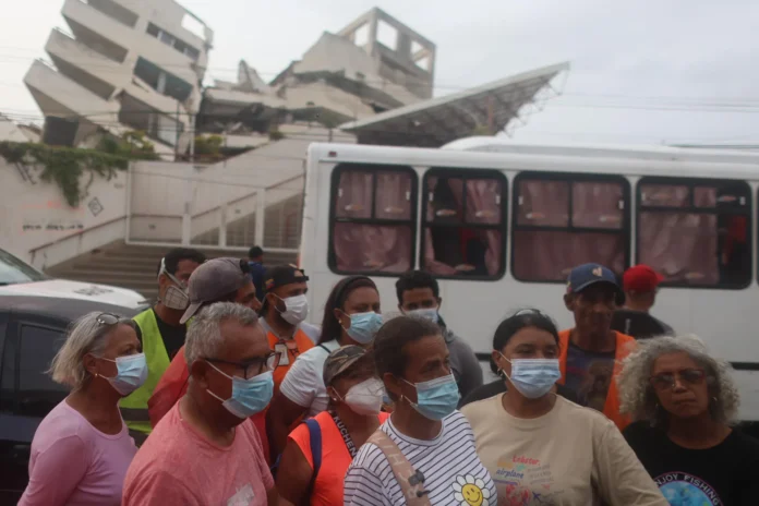 Familiares buscan sobrevivientes tras terremotos en Venezuela.