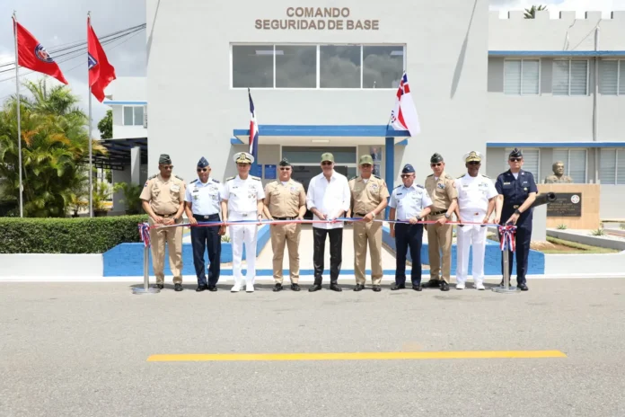 Abinader entrega vehículos y moderniza infraestructuras militares.