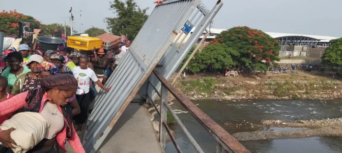 Puente deteriorado sobre el río Masacre.