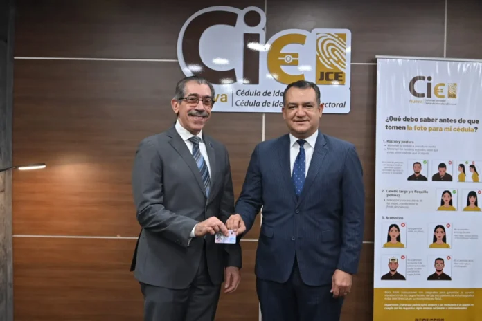 Rector electo renueva cédula en JCE.