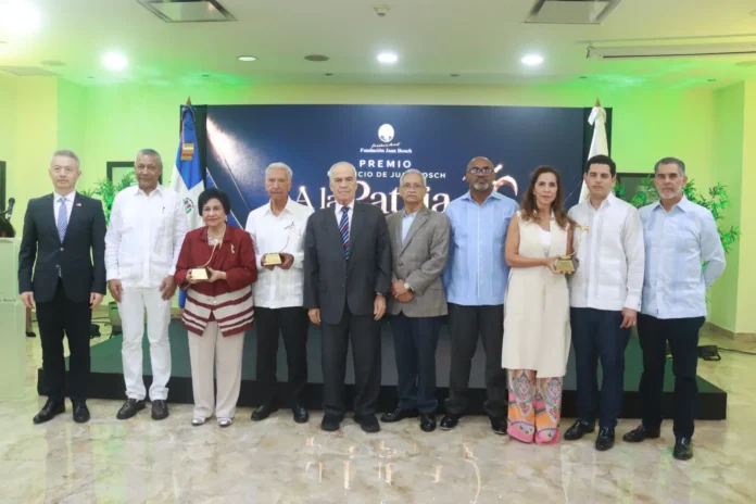 Reconocimiento a Anulfo Reyes y Ligia Melo