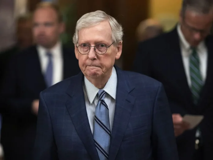 Mitch McConnell inconsciente en su residencia.
