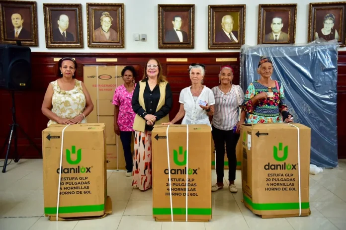 Rosa Santos entrega ayudas a familias necesitadas.